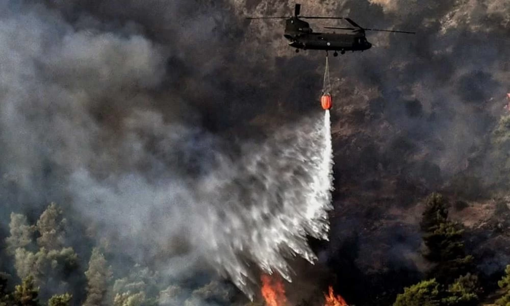 Φωτιά στα Βίλα: Κοντά στους οικισμούς Παλαιοχώρι και Θέα οι φλόγες - "Σηκώθηκαν" τα εναέρια μέσα
